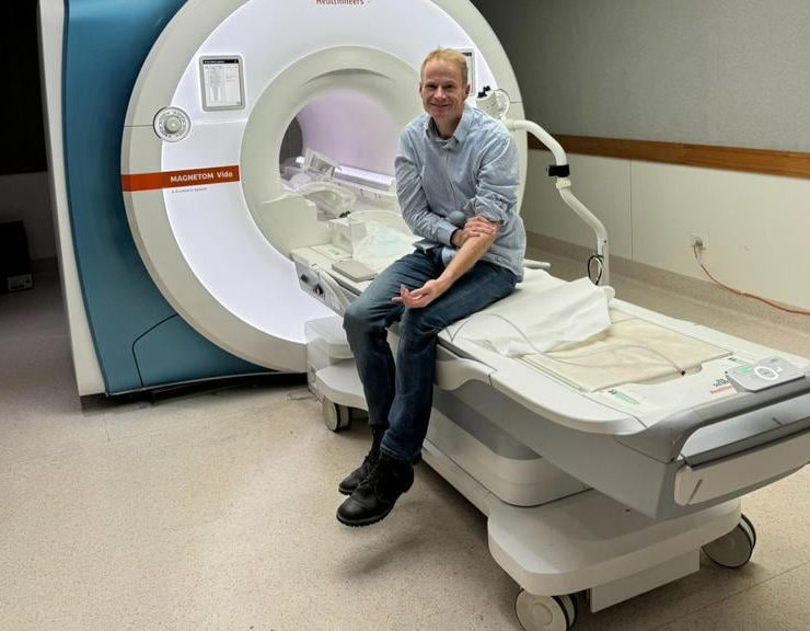 Un médico se auto trató su cáncer