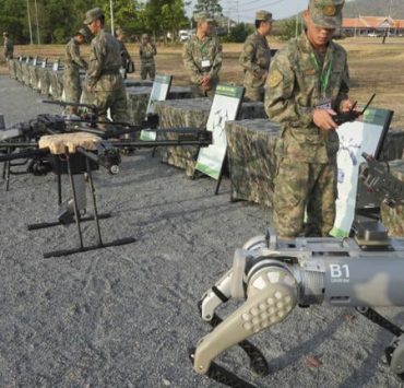 Un perro robot armado