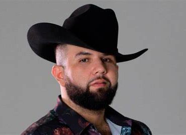 Carín León abrió para Rolling