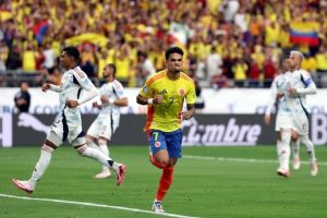 Colombia se adueñó momentáneamente del liderato del Grupo D de la Copa América, luego de ganarle 3-0 a Costa Rica y el martes lo disputará ante Brasil.  