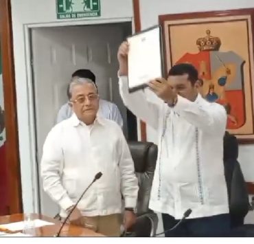 Javier May recibe su constancia de mayoría del IEPCT