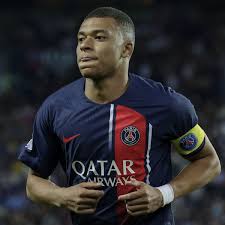 Mbappé llega al conjunto merengue, como agente libre y por cinco temporadas. 