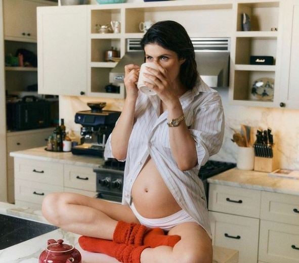 Alexandra Daddario está embarazada