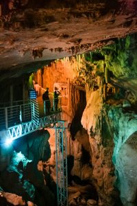 Puedes explorar la gruta y hacer senderismo.