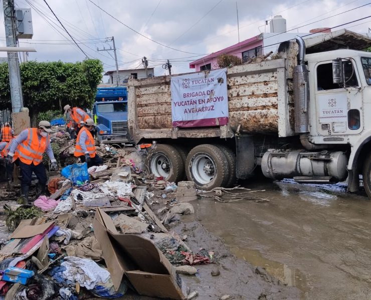 Ya en operación brigada yucateca que auxilia a comunidades afectadas en Veracruz