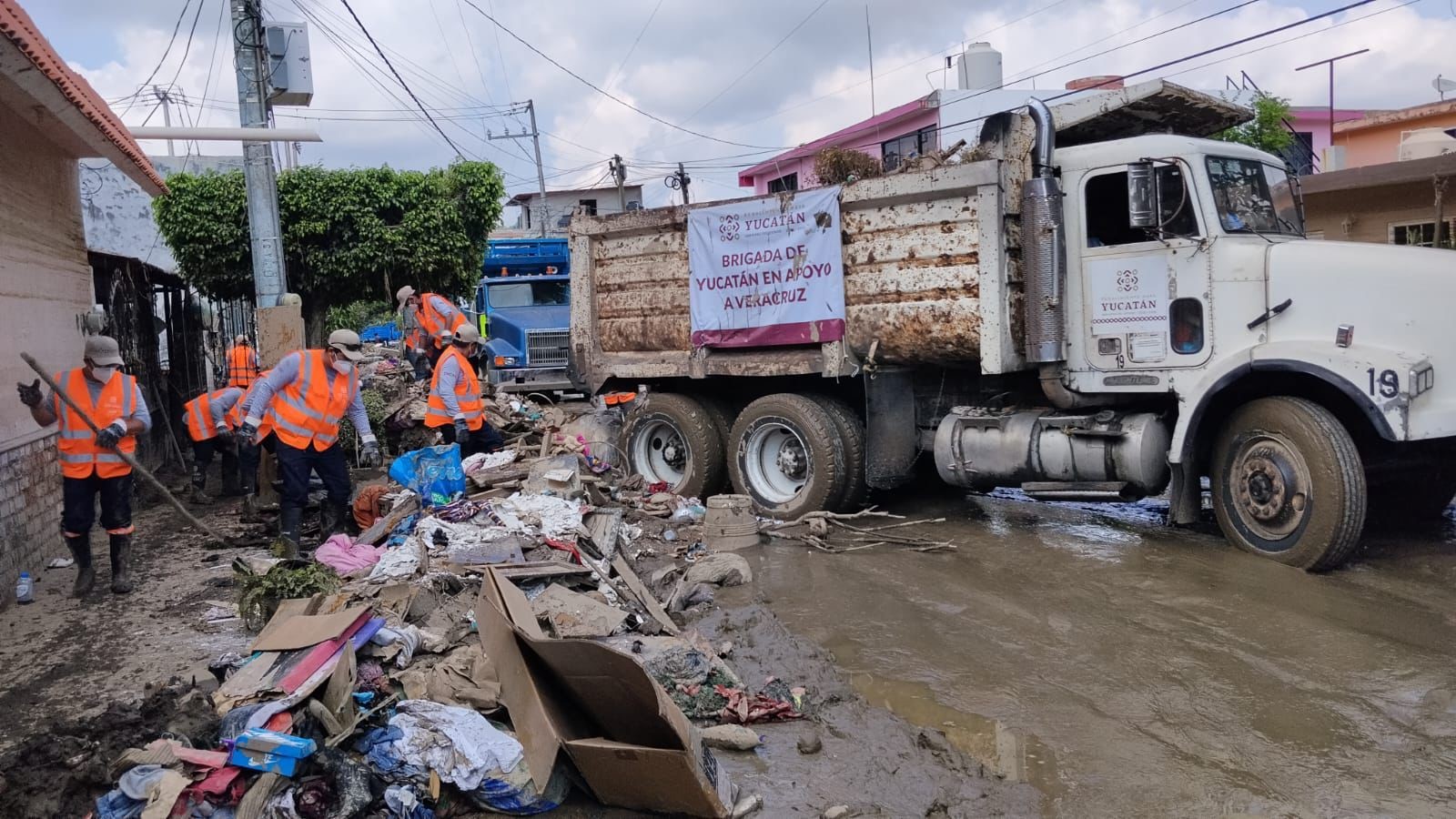 Ya en operación brigada yucateca que auxilia a comunidades afectadas en Veracruz
