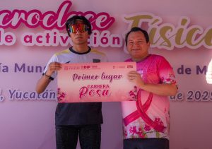 Cientos de familias participaron en esta iniciativa que incluyó carreras recreativas, activaciones físicas, pláticas informativas de prevención y la formación de un lazo humano de gran tamaño en el atrio del exconvento de San Antonio de Padua