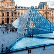 Robo en el Louvre provoca que cierren de emergencia el famoso museo