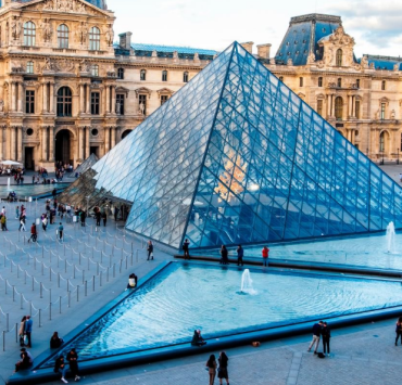 Robo en el Louvre provoca que cierren de emergencia el famoso museo