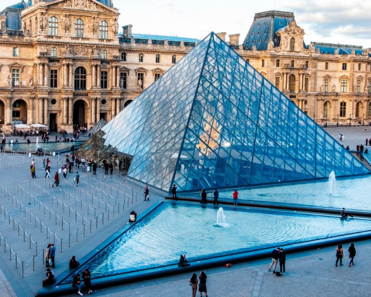 Robo en el Louvre provoca que cierren de emergencia el famoso museo