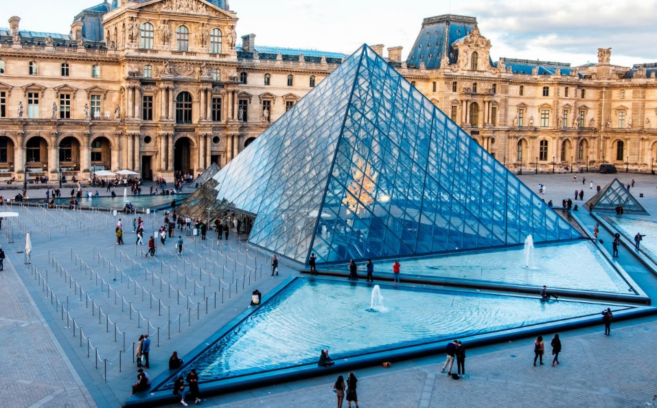 Robo en el Louvre provoca que cierren de emergencia el famoso museo