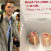 Jóven entrega su curriculum con donas y recibe varias ofertas por pensar diferente