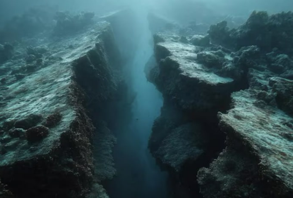 Una placa tectónica se fragmenta y es captado por primera vez