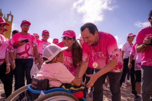El Gobernador Joaquín Díaz Mena y su esposa, la Presidenta Honoraria del Sistema DIF Yucatán, Mtra. Wendy Méndez Naal, encabezaron en Izamal las actividades enmarcadas en la Carrera Rosa 2025