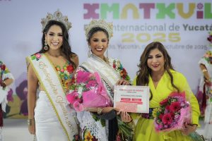 La Presidenta honoraria del DIF Yucatán la Maestra Wendy Méndez Naal, entregó el premio a la representante de Chocholá Eny Elizabeth Paredes Villalobos, quien se convirtió en la nueva embajadora de la Feria Yucatán Xmatkuil.