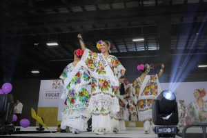 Las 18 finalistas brillaron en el escenario mostrando el talento, carisma y la riqueza cultural de sus municipios durante la gran final de la Feria Yucatán Xmatkuil 2025 tiene embajadora.