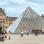 Detienen a dos sospechosos por robo de joyas en el Museo del Louvre