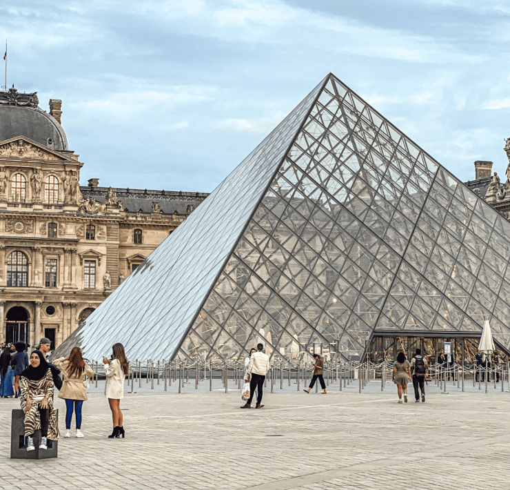 Detienen a dos sospechosos por robo de joyas en el Museo del Louvre