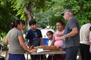 Con el propósito de consolidar un entorno saludable para las familias y sus animales de compañía, el Gobierno del Estado, a través de los Servicios de Salud de Yucatán (SSY), intensifica las jornadas de esterilización y vacunación antirrábica en todo el territorio