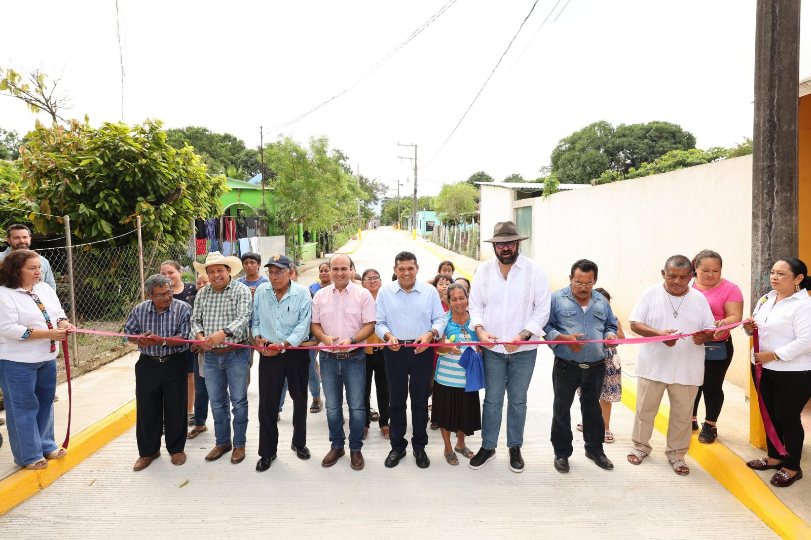 Entregan vialidades modernizadas y equipamiento urbano en Teapa