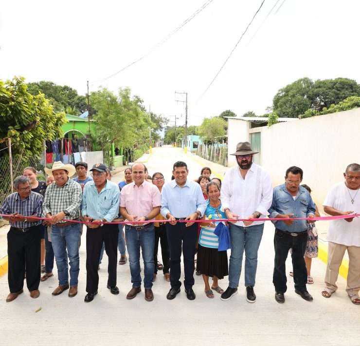 Entregan vialidades modernizadas y equipamiento urbano en Teapa