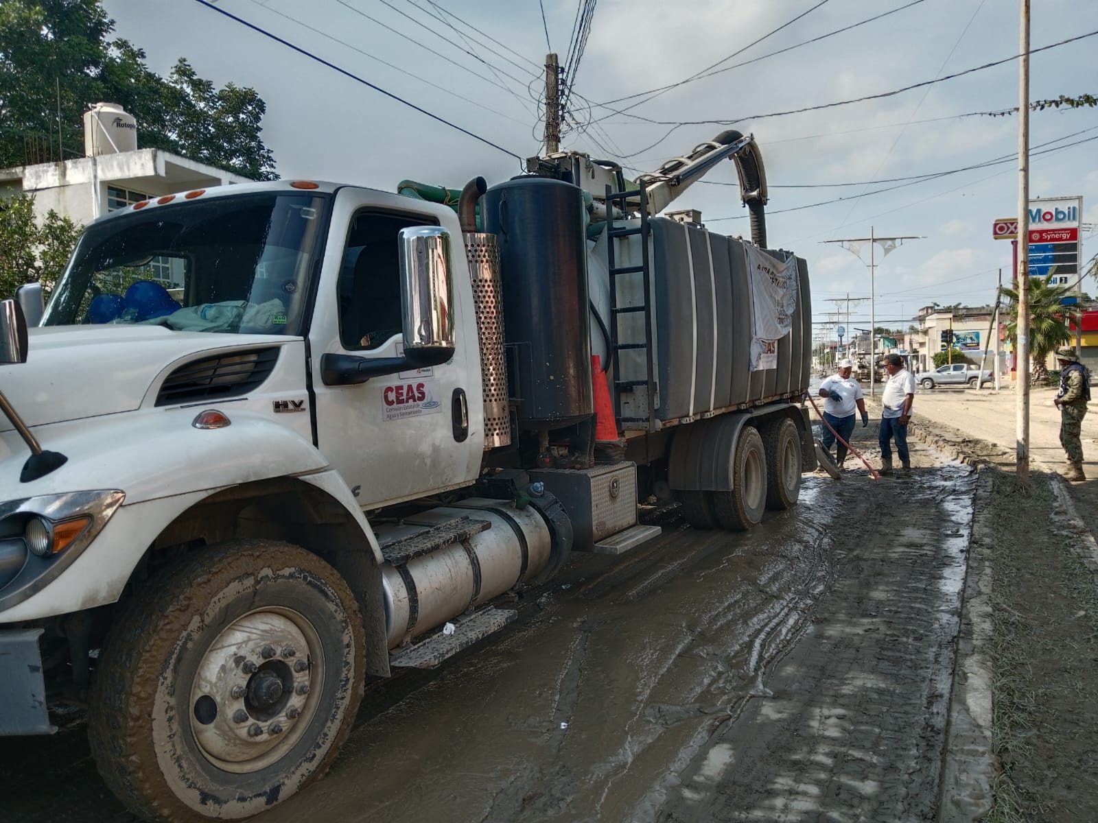 Envía Tabasco ayuda con equipos a afectados