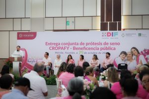 El Gobernador Joaquín Díaz Mena, reafirmó su compromiso de cuidar la salud, dignificar y llevar bienestar a las mujeres, con la entrega de 54 prótesis mamarias que incluyen acompañamiento psicológico y asesoría médica para pacientes que han superado el cáncer de mama