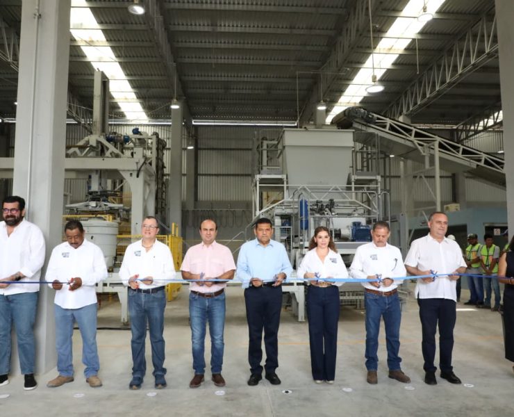 Ponen en marcha nueva línea de producción de fábrica de block en Teapa