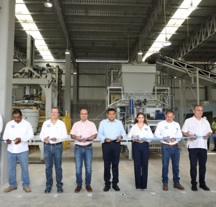 Ponen en marcha nueva línea de producción de fábrica de block en Teapa