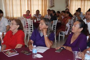 Participantes del taller “Retos de la democracia ante el avance del autoritarismo” en Progreso, interactuando y compartiendo ideas para fortalecer la participación ciudadana.