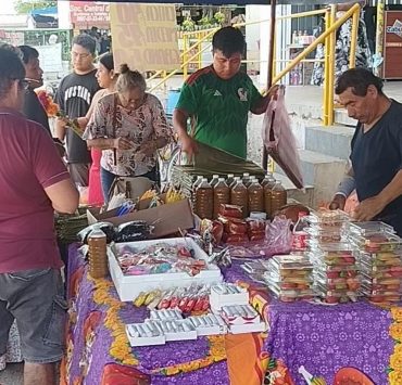 Aromas, colores y tradición llenan la Central de Abastos por el Día de Muertos