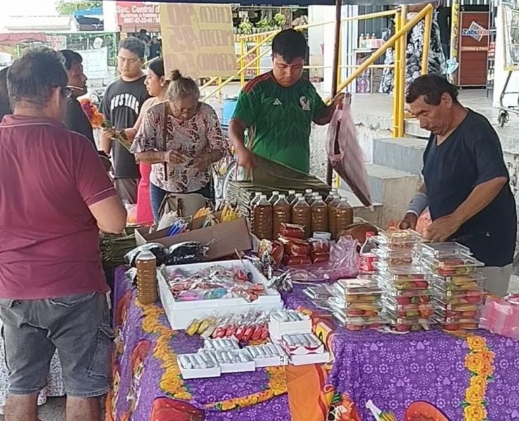 Aromas, colores y tradición llenan la Central de Abastos por el Día de Muertos