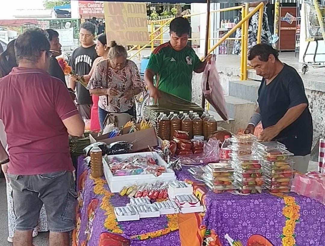 Aromas, colores y tradición llenan la Central de Abastos por el Día de Muertos