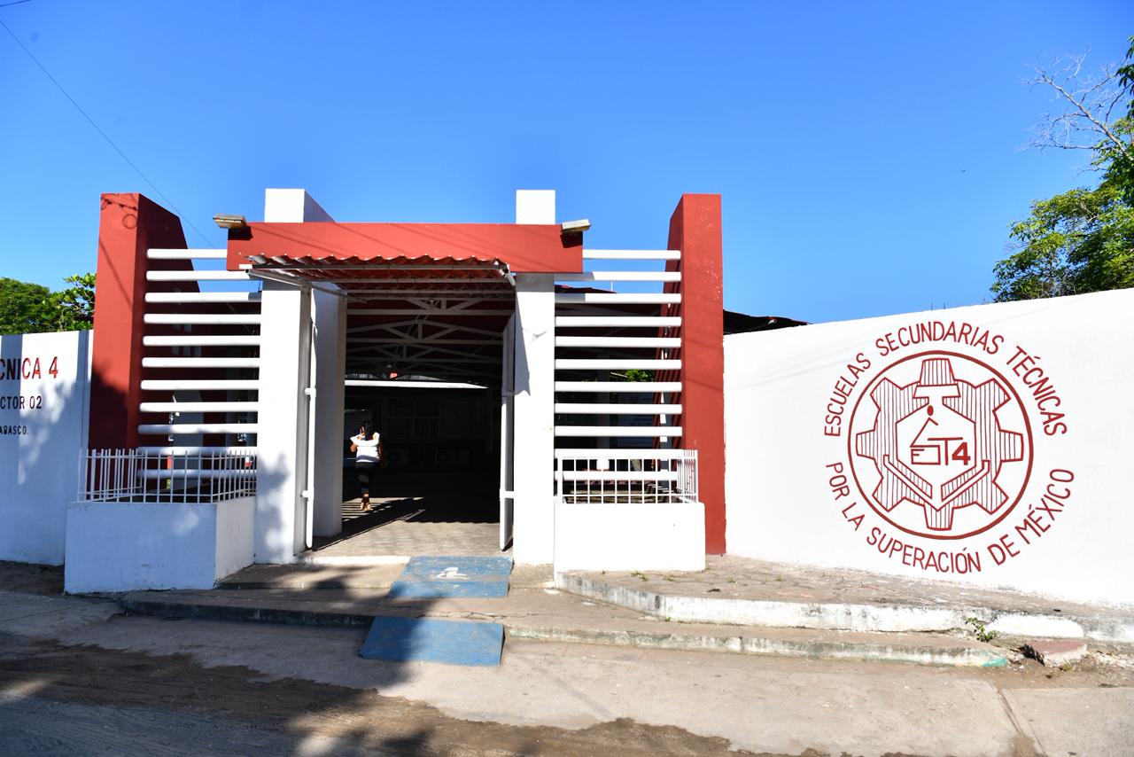 equipo de servicios sanitarios en la Escuela Secundaria Técnica