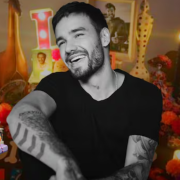Hermana de Liam Payne pone ofrenda de Día de Muertos
