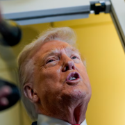 Trump sopesa riesgos de atacar Venezuela y plantea múltiples opciones