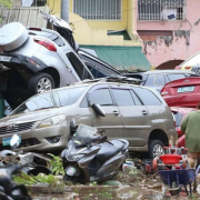 Tifón Kalmaegi llega a Vietnam y deja graves daños
