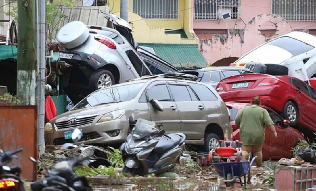 Tifón Kalmaegi llega a Vietnam y deja graves daños