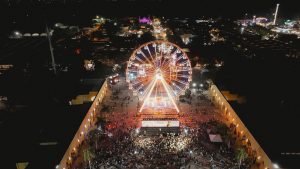 En un ambiente de celebración, enmarcado por música, la tradicional vaquería, así como un show de drones y fuegos artificiales que iluminaron el cielo