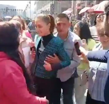Título: Claudia Sheinbaum mantiene la calma tras incidente de acoso durante trayecto a la SEP