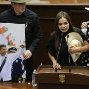 Grecia Itzel Quiroz asume la presidencia municipal de Uruapan en medio del duelo y la exigencia de justicia por el asesinato de su esposo, Carlos Manzo