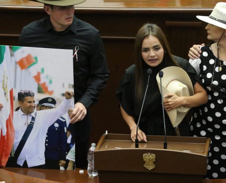 Grecia Itzel Quiroz asume la presidencia municipal de Uruapan en medio del duelo y la exigencia de justicia por el asesinato de su esposo, Carlos Manzo