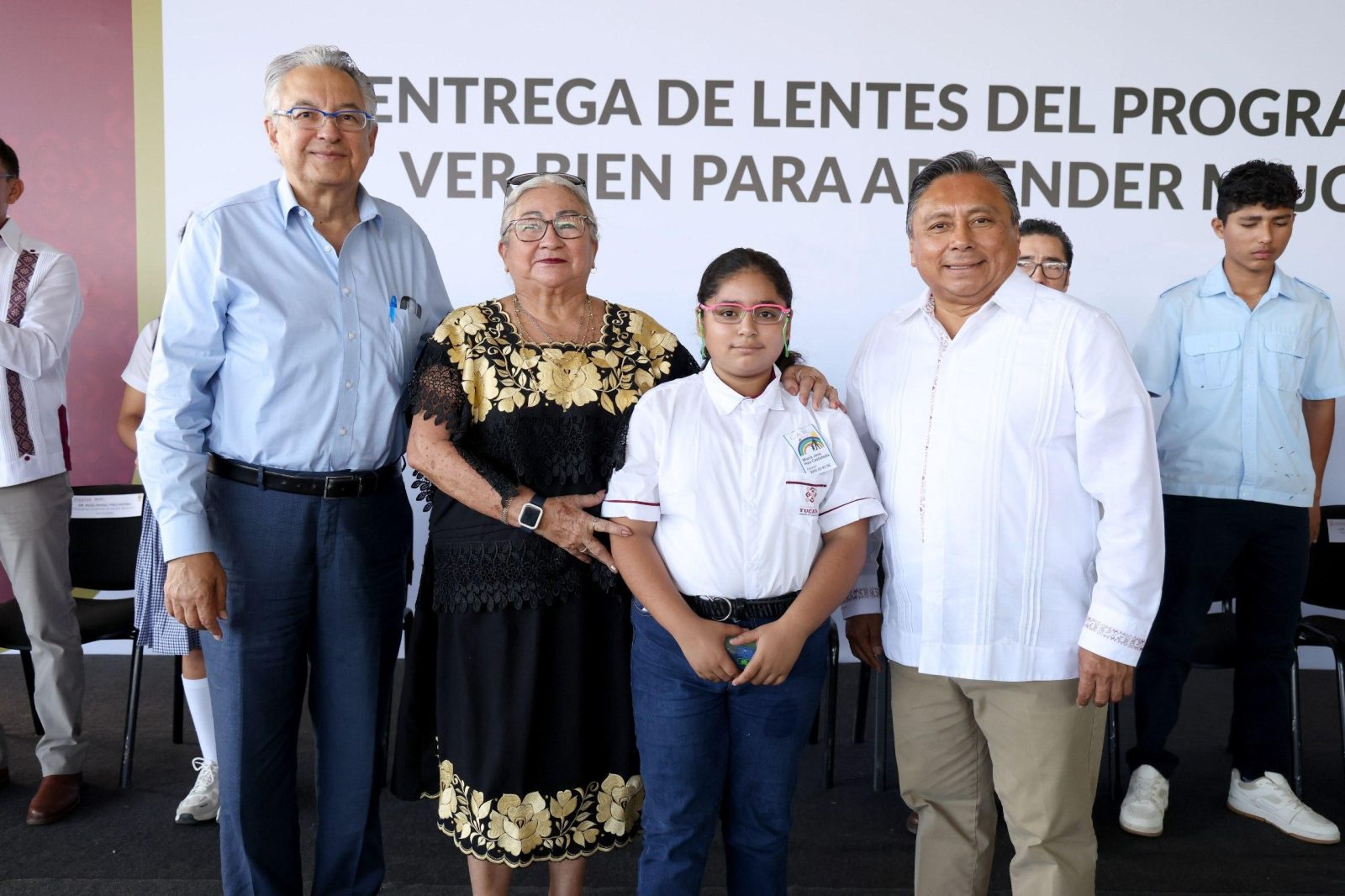 Más de 3,600 estudiantes reciben lentes gratuitos en Yucatán