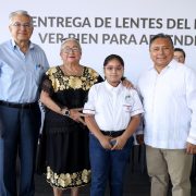 Más de 3,600 estudiantes reciben lentes gratuitos en Yucatán