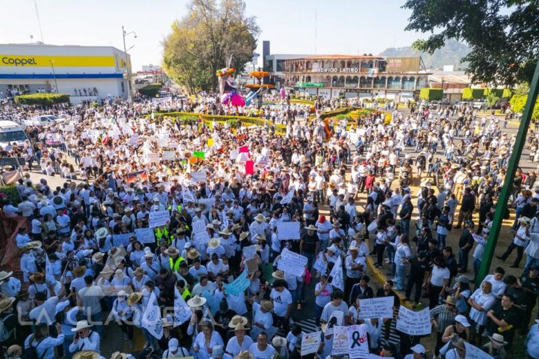 Miles marchan en Uruapan para exigir justicia por el asesinato de Carlos Manzo; la alcaldesa Grecia Quiroz asegura que “la lucha no será en vano”
