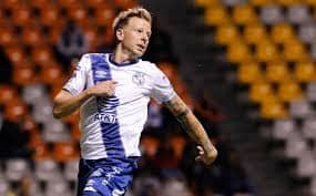 Alejandro Chumacero, mediocampista boliviano, durante un partido con el Puebla en la Liga MX, donde se consolidó como uno de los jugadores bolivianos en el fútbol mexicano más constantes de los últimos años.