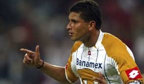 Joaquín Botero celebra un gol con Pumas, etapa en la que se convirtió en uno de los jugadores bolivianos en el fútbol mexicano más recordados por su aporte ofensivo y por ser parte del histórico bicampeonato auriazul.