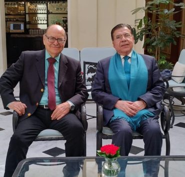 Maestro Raúl Gómez, presidente del Instituto de Ciencias y Humanidades (izq) con el Doctor Luis Miguel Martínez Anzures, presidente del INAP